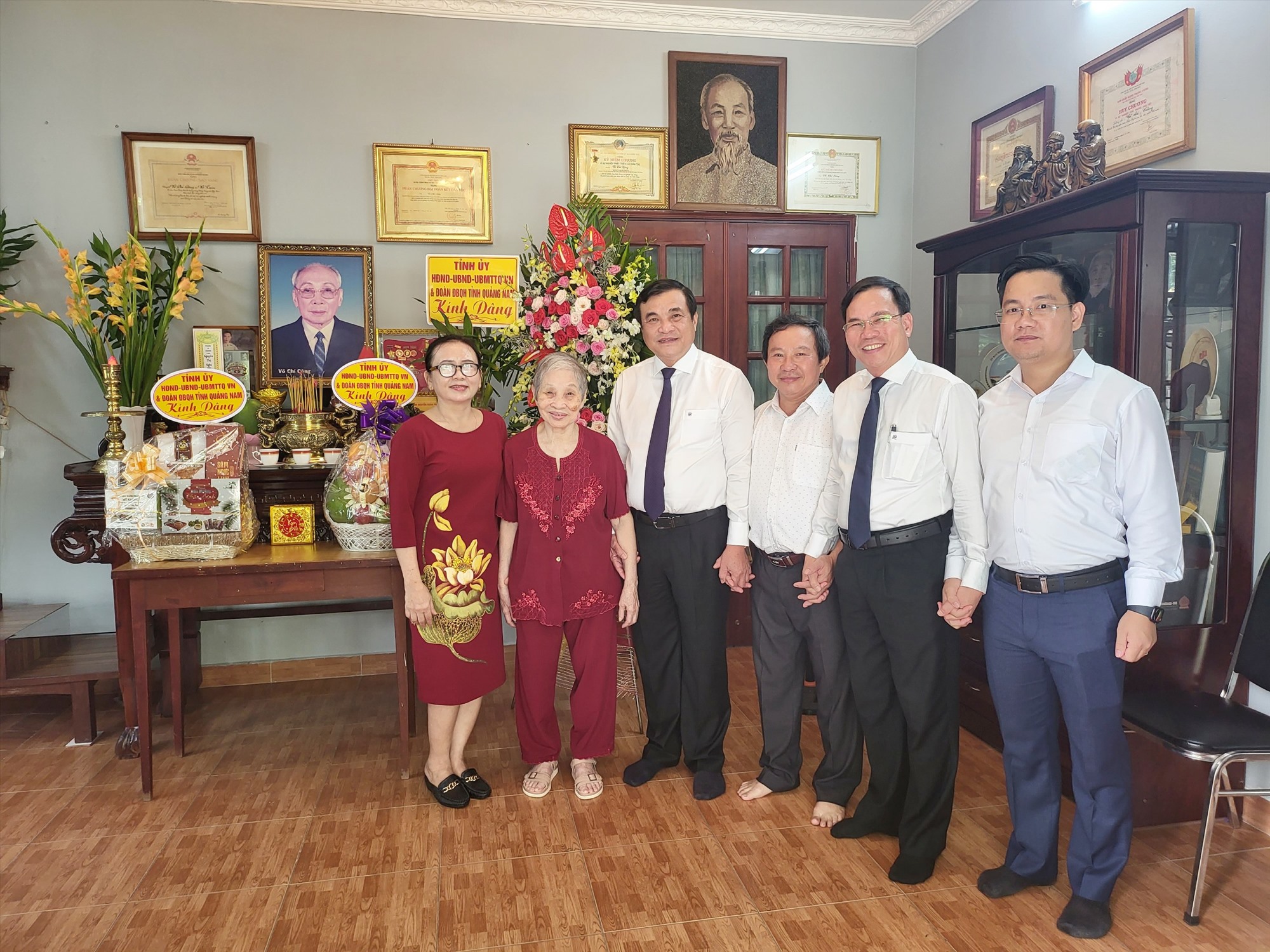 Lãnh đạo tỉnh thăm tư gia, viếng hương Chủ tịch Hội đồng Nhà nước Võ Chí Công tại TP.Hồ Chí Minh
