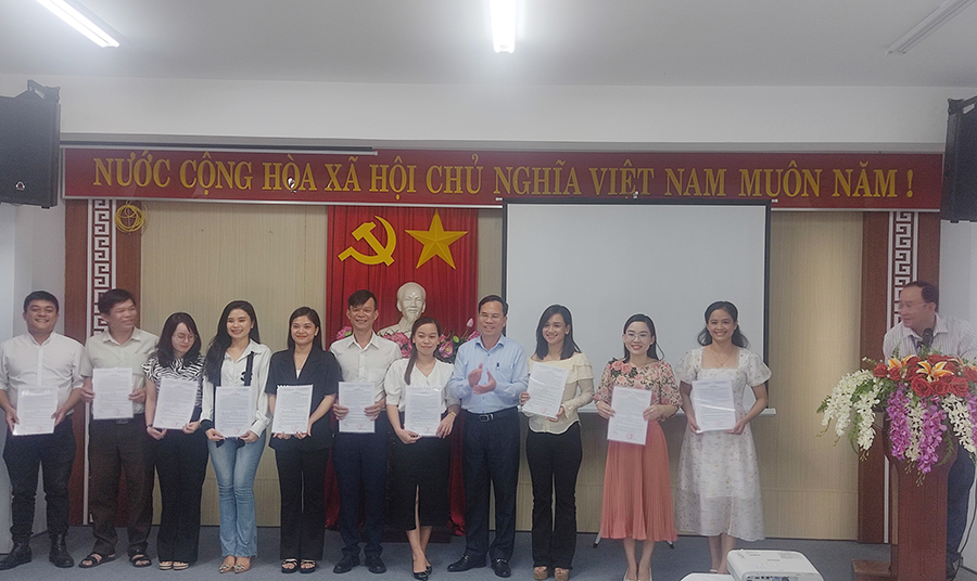 Sở Văn hóa, Thể thao và Du lịch: Tổ chức trao Quyết định cho 51 thí sinh trúng tuyển kỳ tuyển dụng viên chức làm việc tại các đơn vị sự nghiệp trực thuộc Sở.
